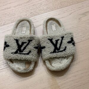 Louis Vuitton Plush Slippers in Cream and Black Size 37.5 (will fit size 8)